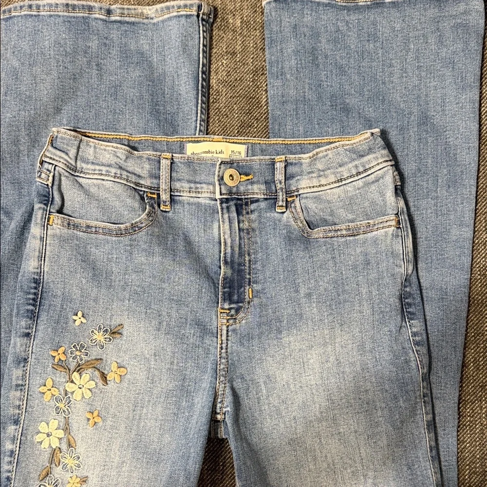 Abercrombie Kids Size 15/16 Medium Blue Floral Embroidered Jeans - Picture 2 of 6